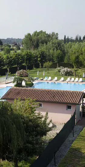 Vista piscina dall'hotel